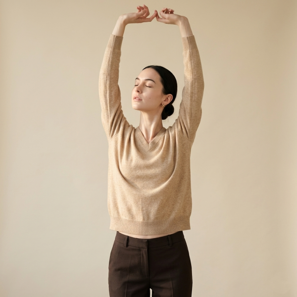 Women's Undyed Cashmere V-Neck Sweater - The Original - Image 9