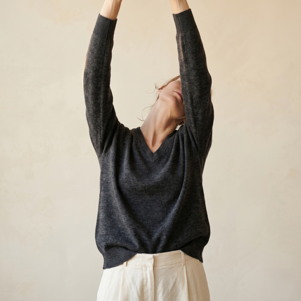 Women's Undyed Cashmere V-Neck Sweater - The Original - Image 21