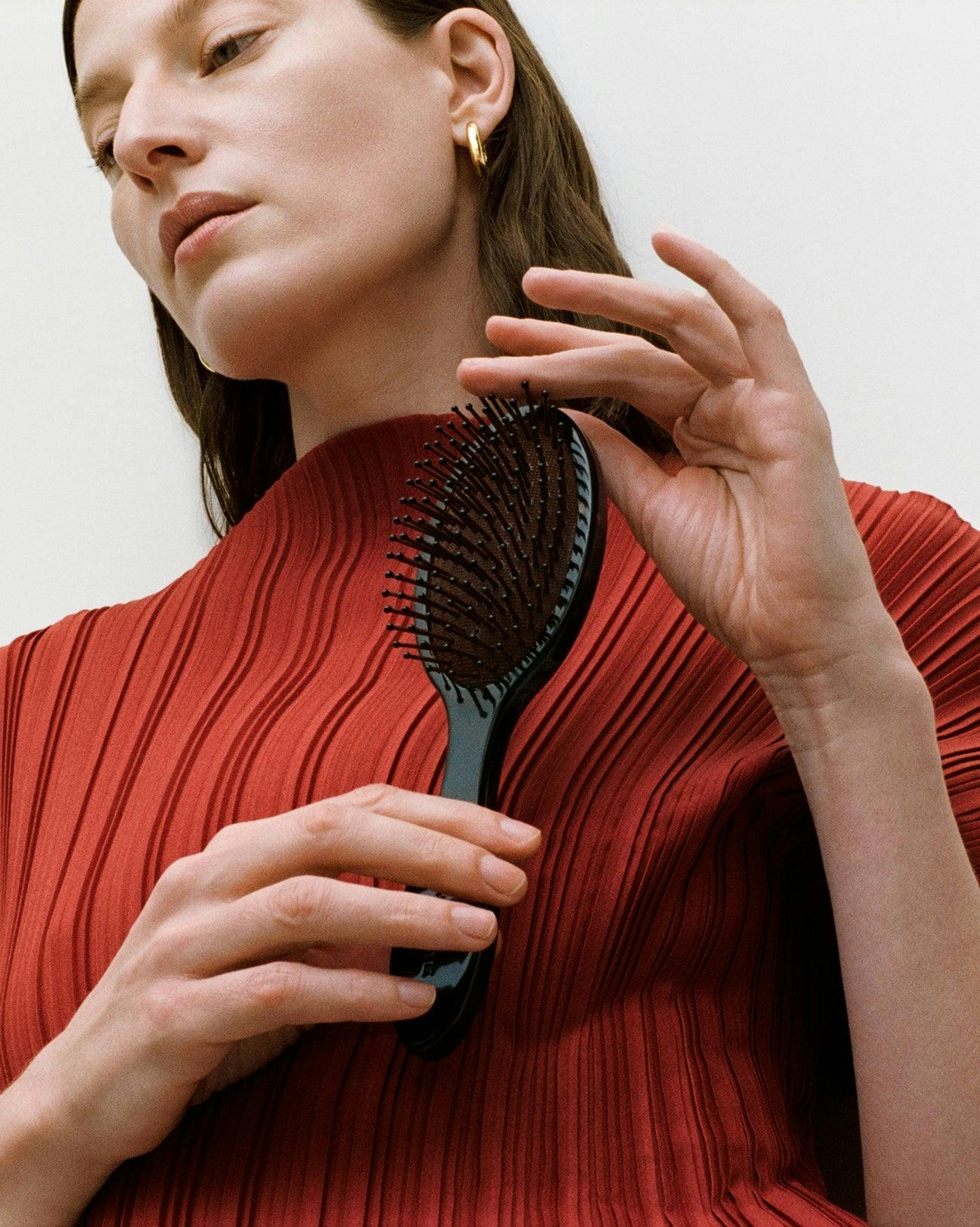 Everyday Detangling Hair Brush in Blonde Tortoise - Image 9